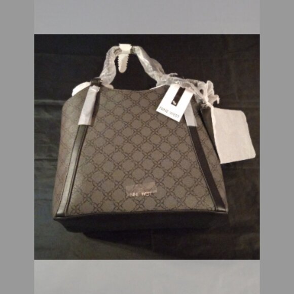 Nine West Handbags - NINE WEST  DIANTHA CARRYALL HANDBAG/TOTE  W/ Wristlet